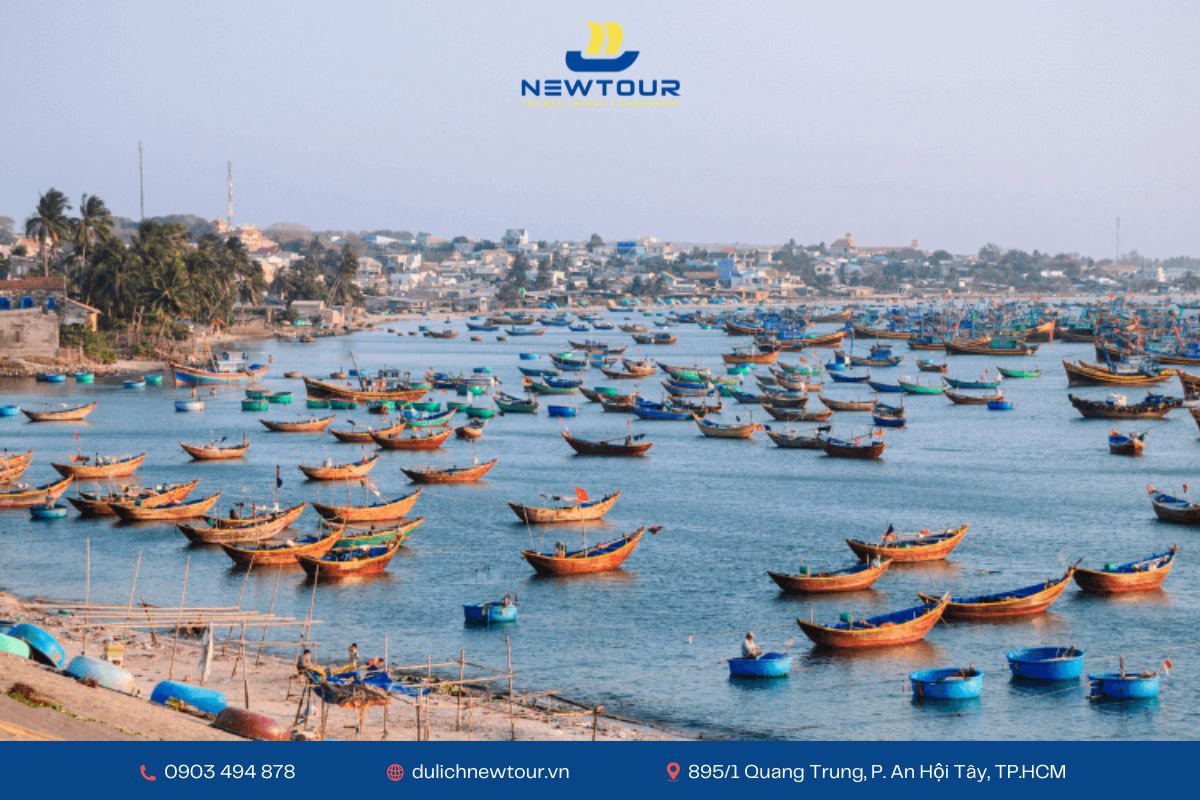 Làng Chài Mũi Né mang vẻ đẹp bình dị với hàng trăm chiếc thuyền thúng và tàu cá neo đậu trên mặt biển