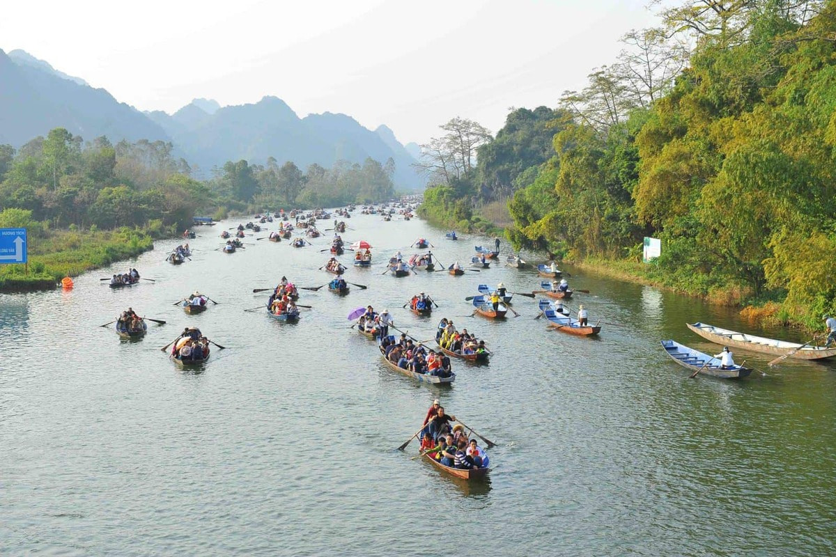 Lễ hội chùa Hương tại suối Yến