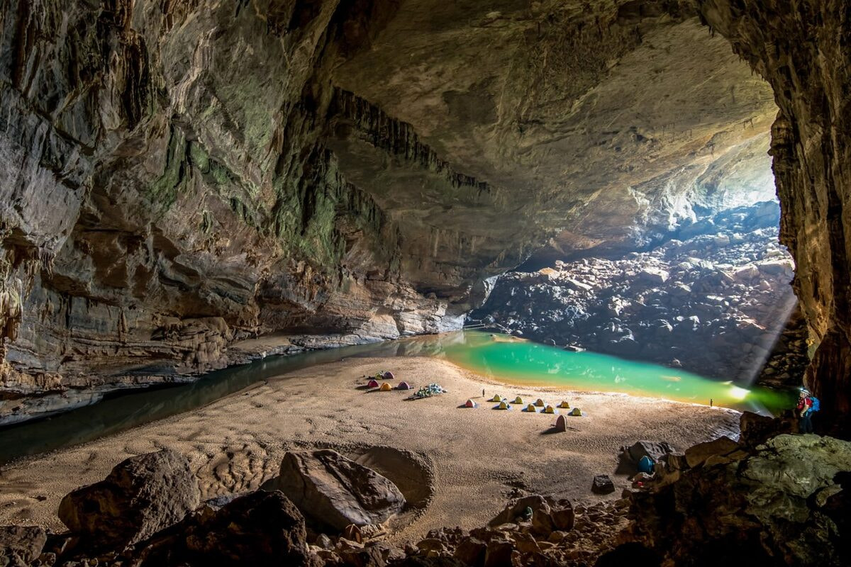 Hang Én là một trong những hang động lớn nhất thế giới, nằm trong Vườn Quốc gia Phong Nha – Kẻ Bàng