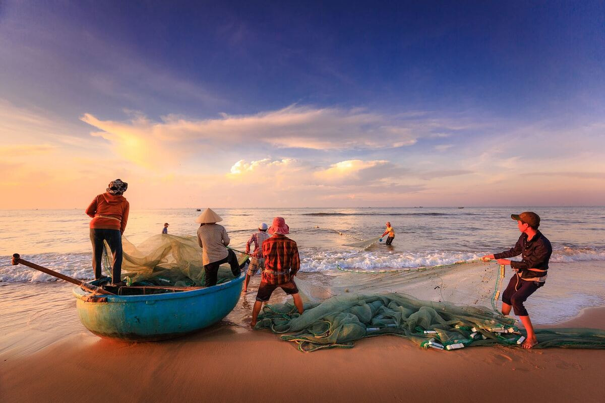 Làng chài Cảnh Dương nằm tại xã Cảnh Dương, huyện Quảng Trạch, tỉnh Quảng Bình