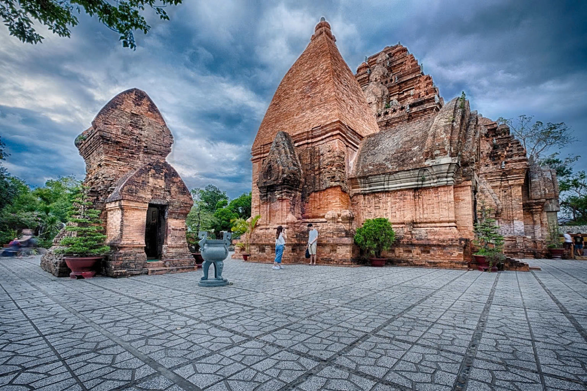 Tháp bà Ponagar là một trong những địa điểm du lịch Nha Trang nổi tiếng