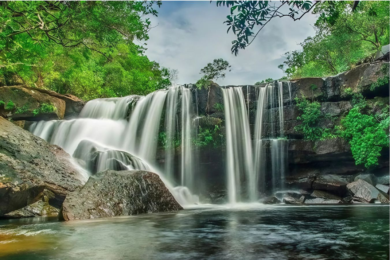 Suối Đá Ngọn với nhiều thác nước tầng tầng lớp lớp, tạo nên một không gian hoang sơ, hùng vĩ