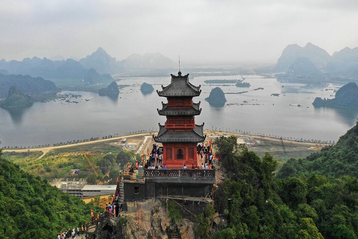 Chùa Hương là một điểm đến tâm linh nổi tiếng và là một lựa chọn tuyệt vời cho du lịch Tết gần Hà Nội