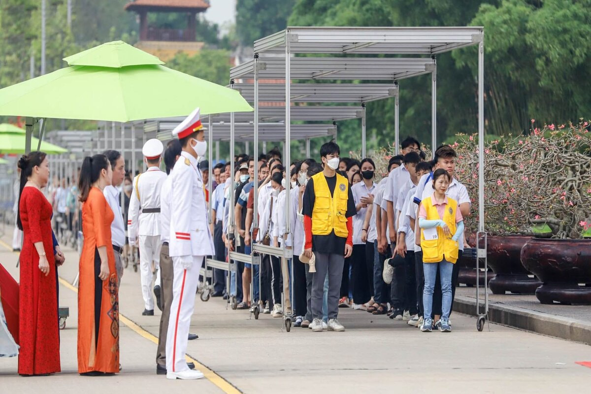 Tuân thủ quy định về trang phục khi viếng Lăng Bác