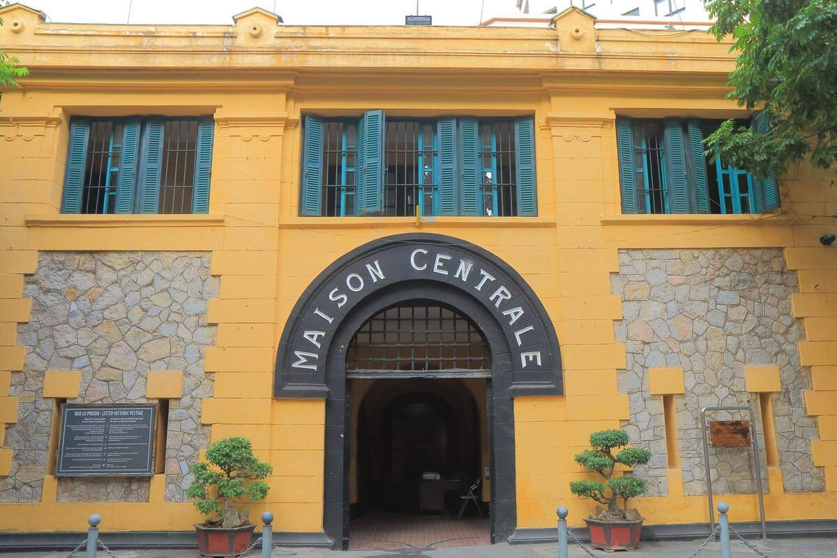 Ban đầu, nhà tù được đặt tên là "Maison Centrale", tiếng Pháp có nghĩa là "Nhà tù Trung ương"