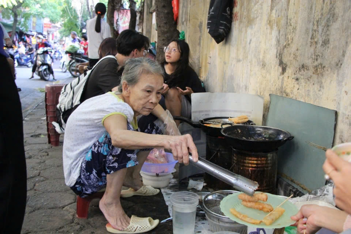 Quán nem “bà còng”, 20 năm không cần mái che, ngày bán vài trăm chiếc