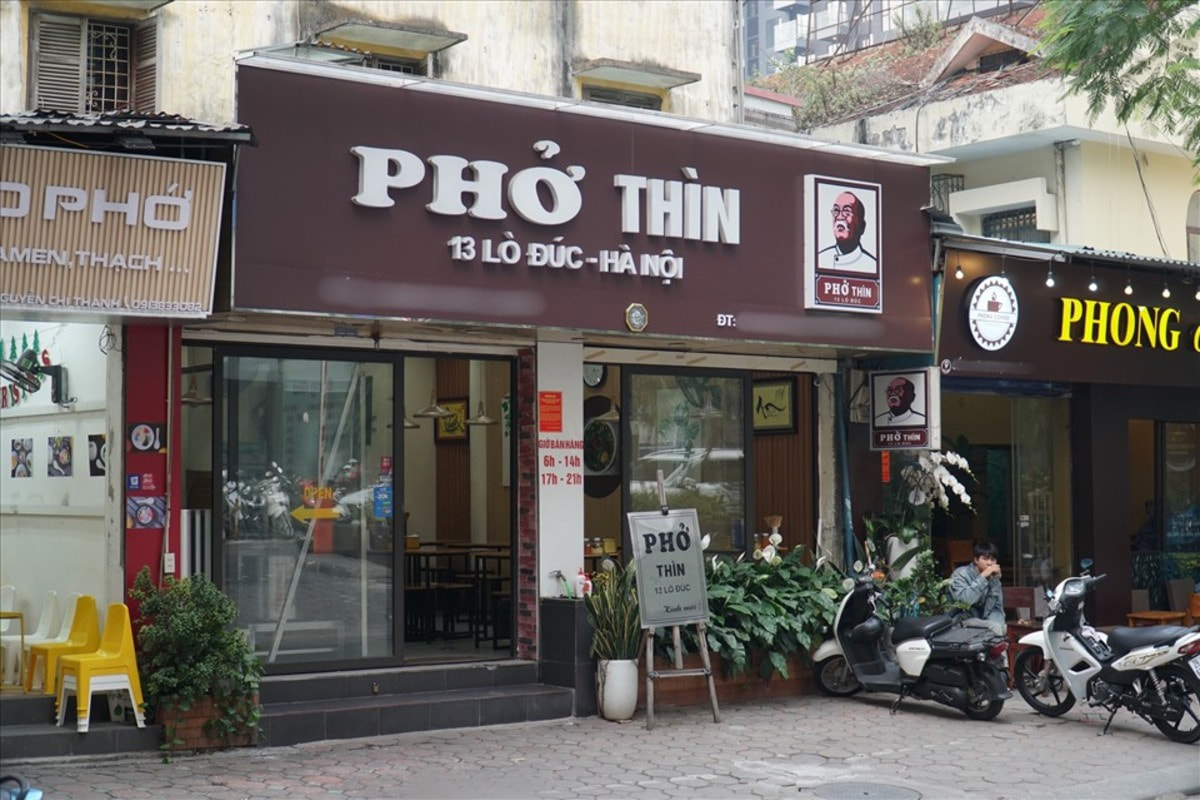 Phở Thìn Lò Đúc nổi tiếng với nước dùng sánh đậm, béo ngậy