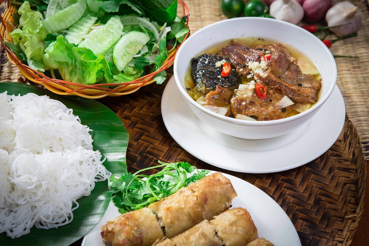 Bún Chả Ta là một quán ngon Hà Nội mang đến trải nghiệm bún chả hiện đại nhưng vẫn giữ được những nét truyền thống