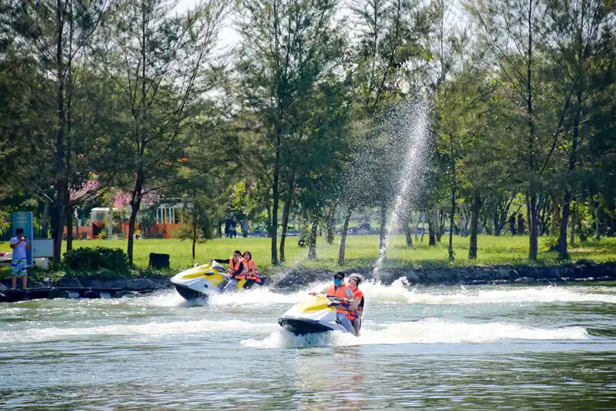 Trải nghiệm lái mô tô nước tại khu du lịch suối Mơ