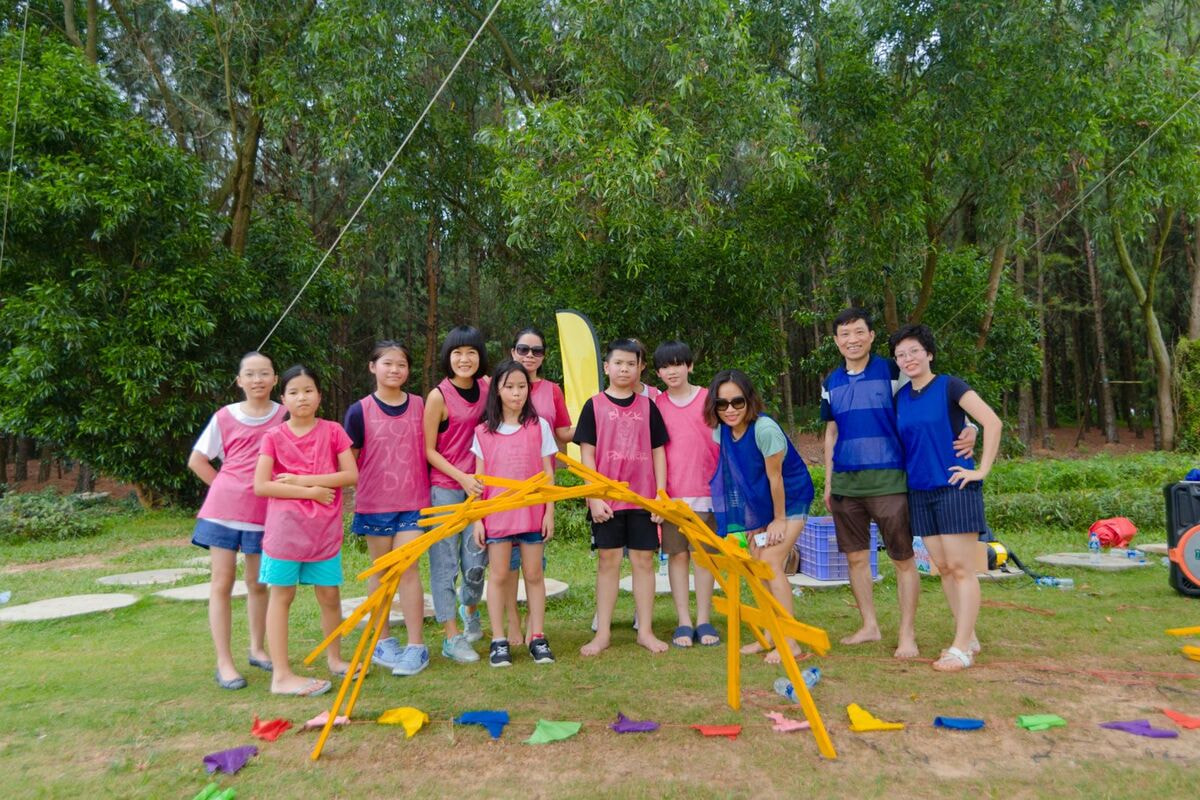 Trò chơi team building xây cầu bắc qua sông