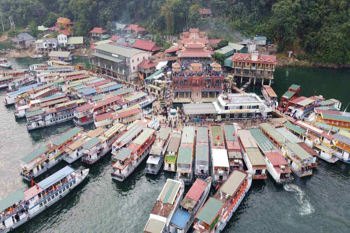 Dòng người đội nắng chen chân đi lễ cầu may ở Đền Chúa Thác Bờ