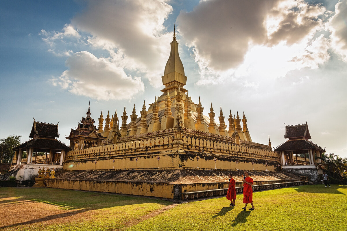 Khám phá nét thanh bình của Lào với những ngôi chùa cổ kính