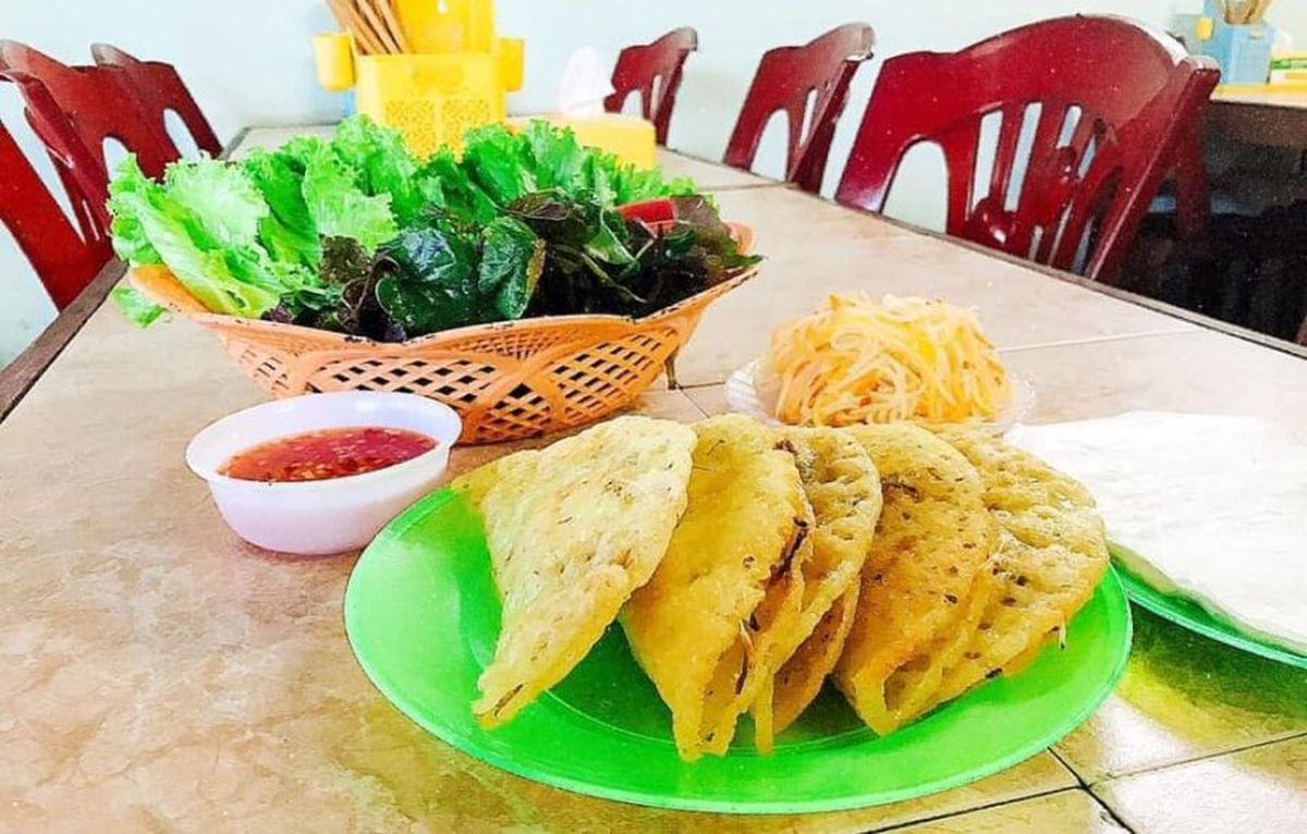  Hương vị bánh xèo đặc trưng tại quán Cô Năm nổi bật với lớp vỏ vàng giòn rụm