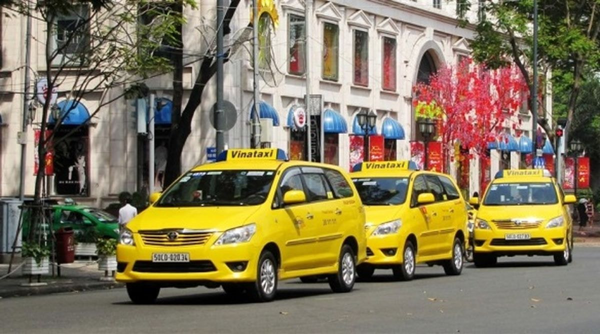 Taxi là phương tiện được nhiều du khách lựa chọn khi di chuyển đến biển Hải Tiến