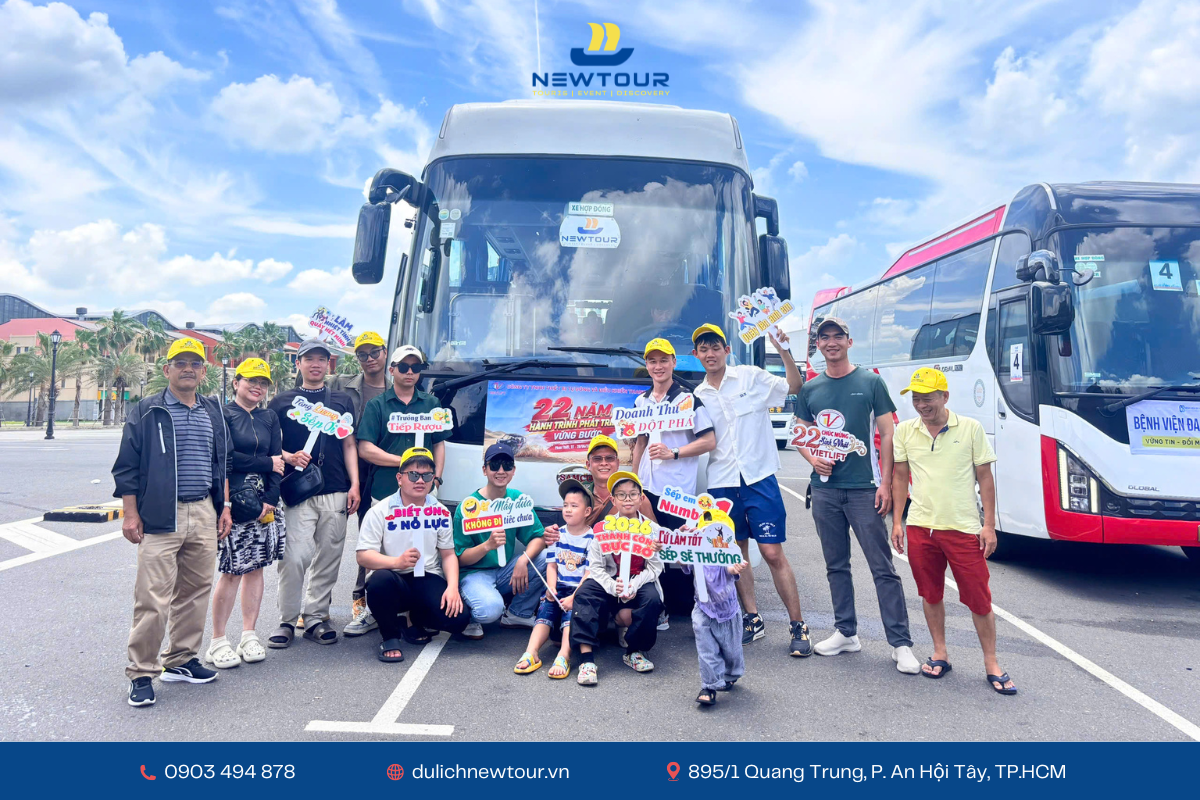 Đoàn khách check-in trước giờ khởi hành cho chuyến du lịch gia đình 3N2Đ