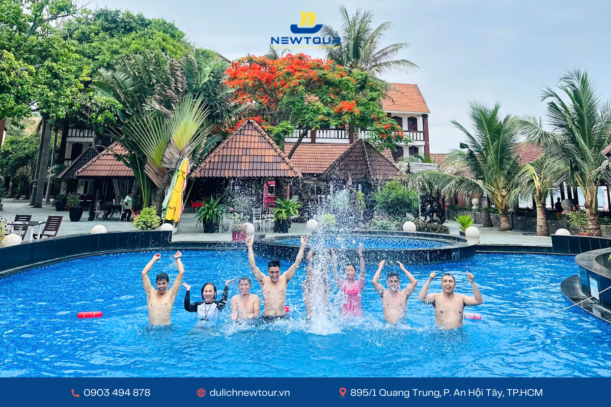 Đoàn khách gia đình tự do hoạt động tại resort trong hành trình 3N2Đ