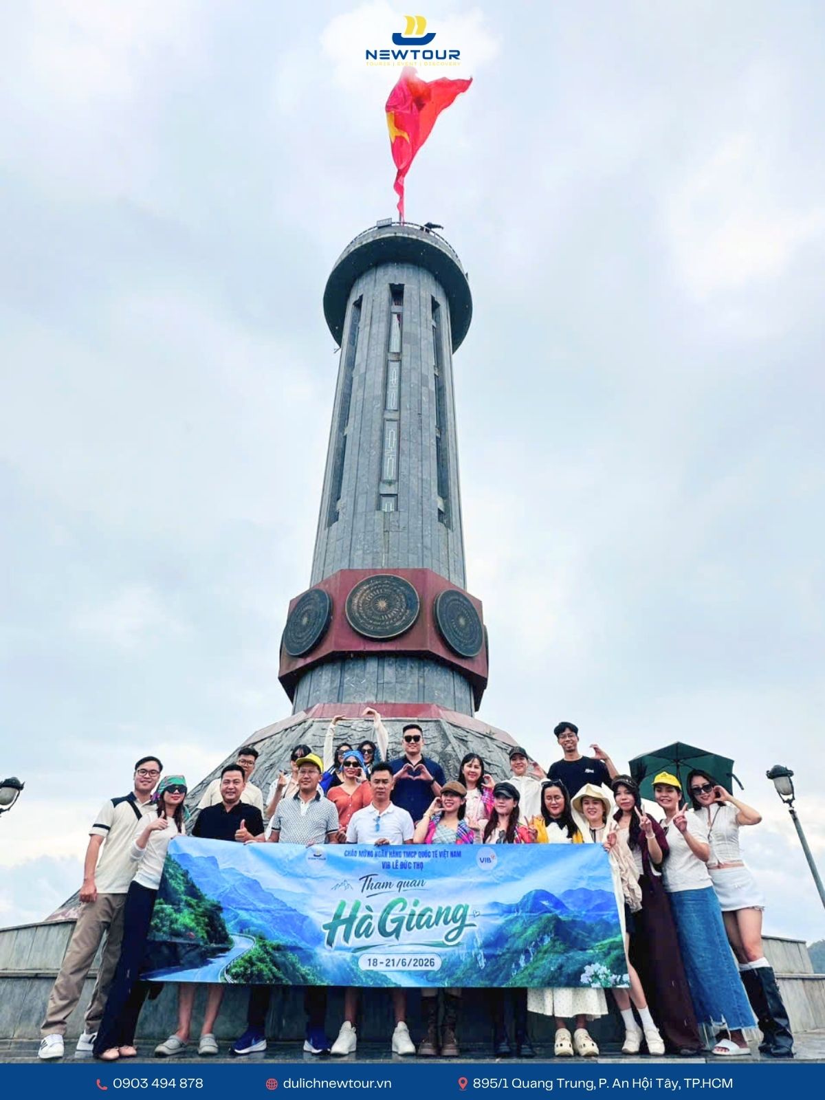 Đoàn check-in cột cờ Lũng Cú