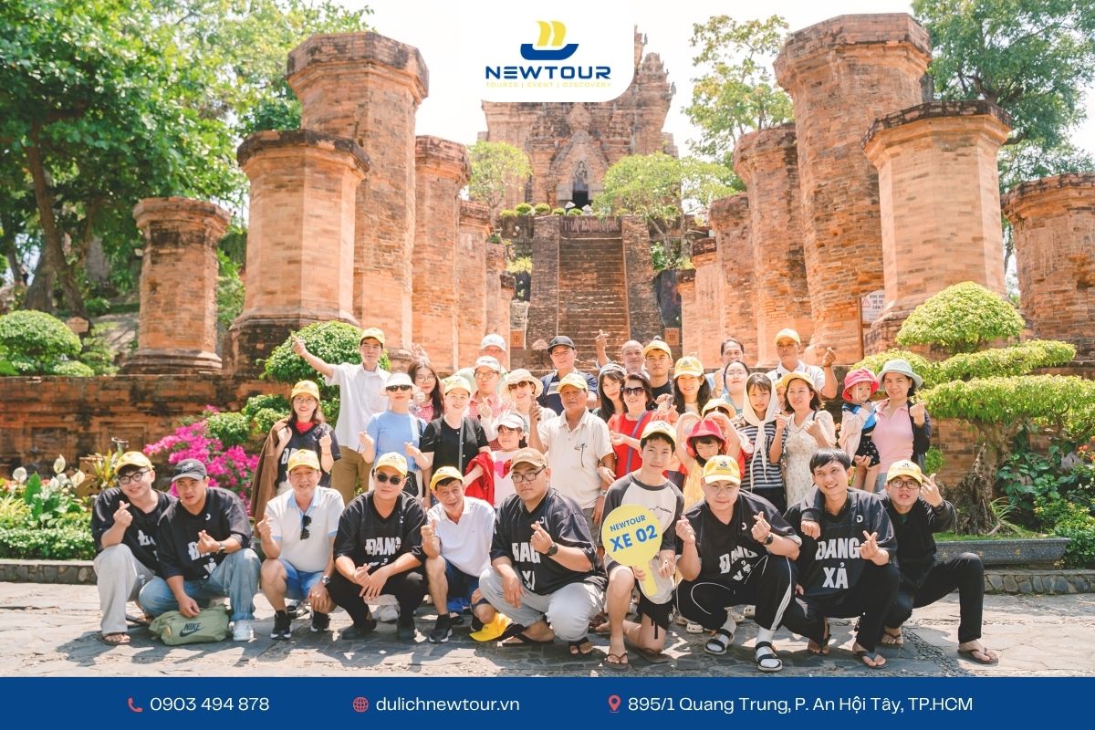 Đoàn tham quan tháp Bà Ponagar - Nha Trang