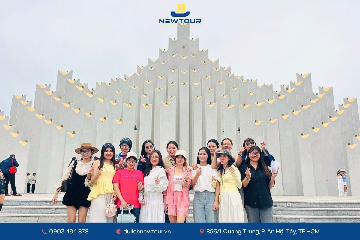 Du khách check in Tháp Tam Thắng tour Vũng Tàu 1 ngày