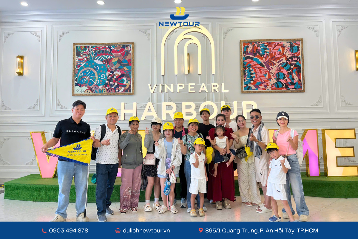 Đoàn khách tham quan VinPearl Harbour trong lịch trình tour Nha Trang 3N3Đ