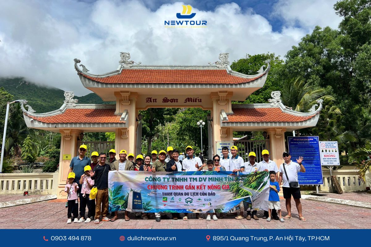 Đoàn tham quan An Sơn Miếu