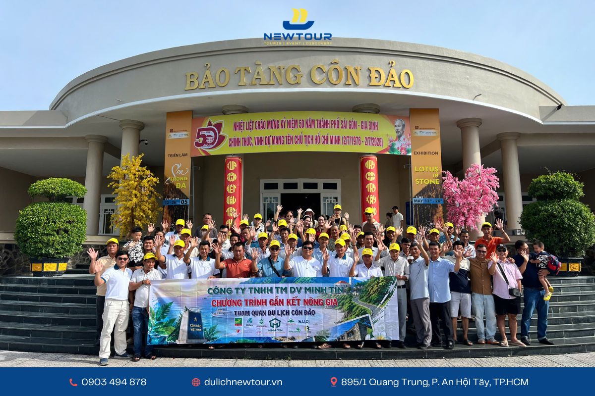 Đoàn tham quan bảo tàng Côn Đảo