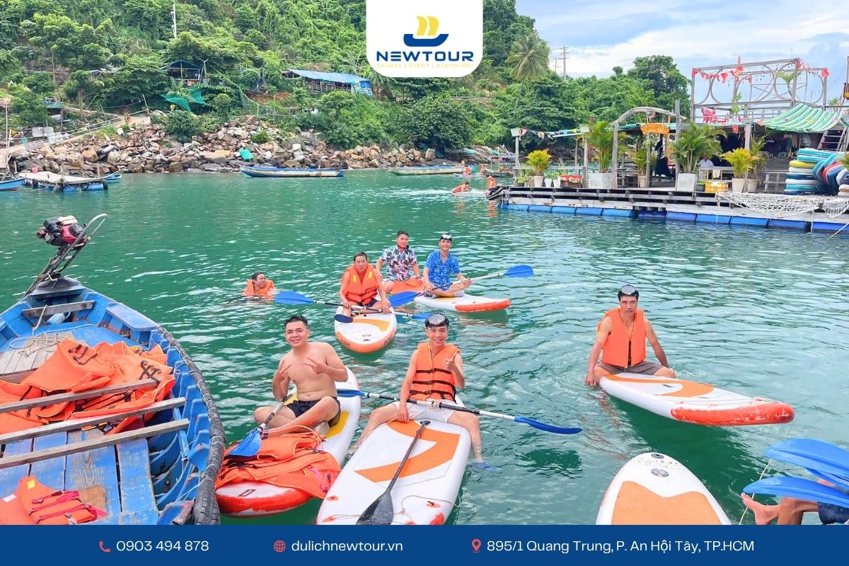 Du khách bơi lội và chèo SUP