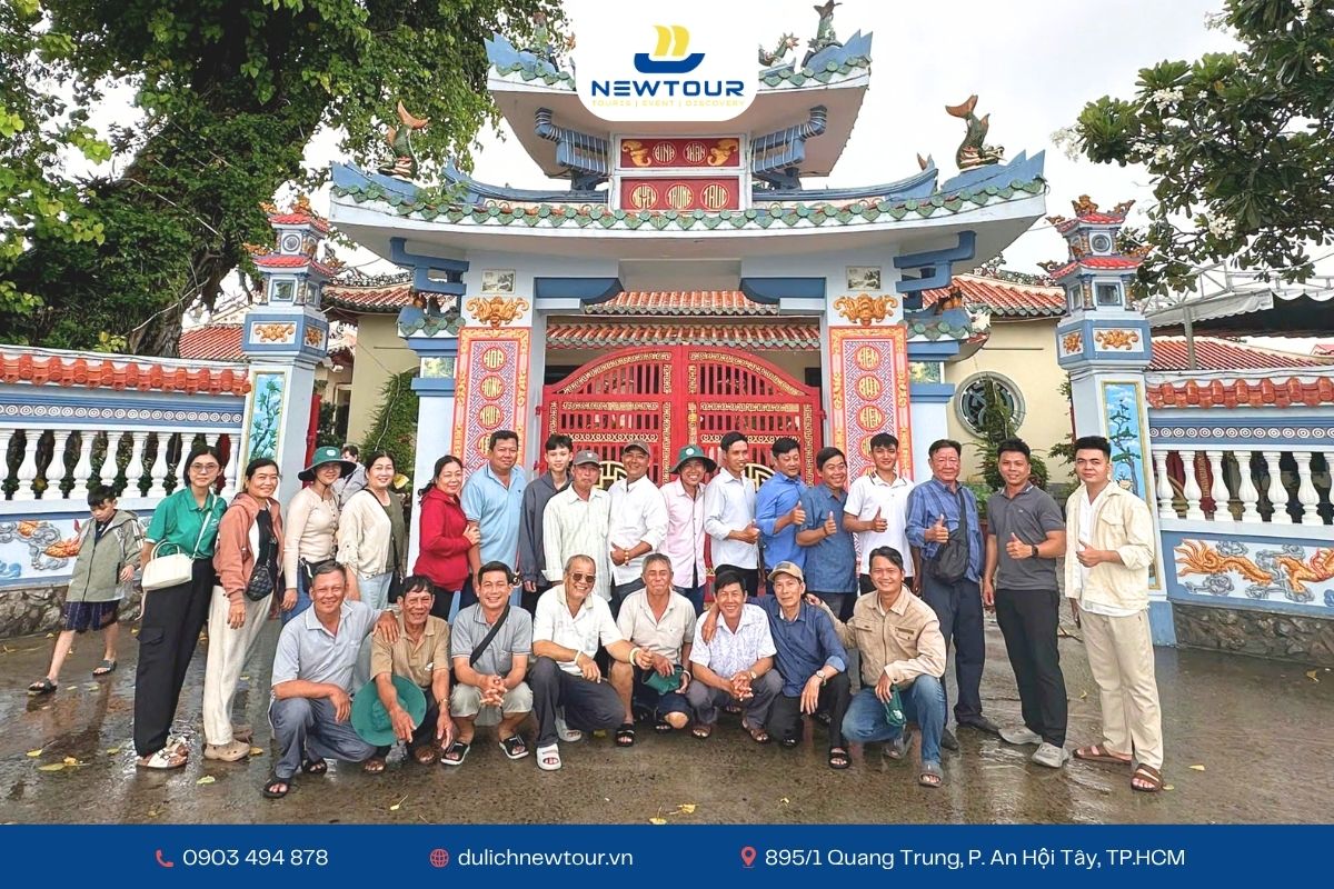Đoàn tham quan đền thờ Nguyễn Trung Trực