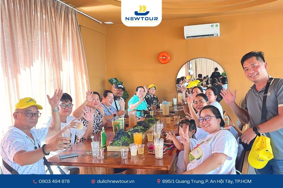Đoàn khách ăn trưa tại nhà hàng địa phương - Đảo Hòn Sơn