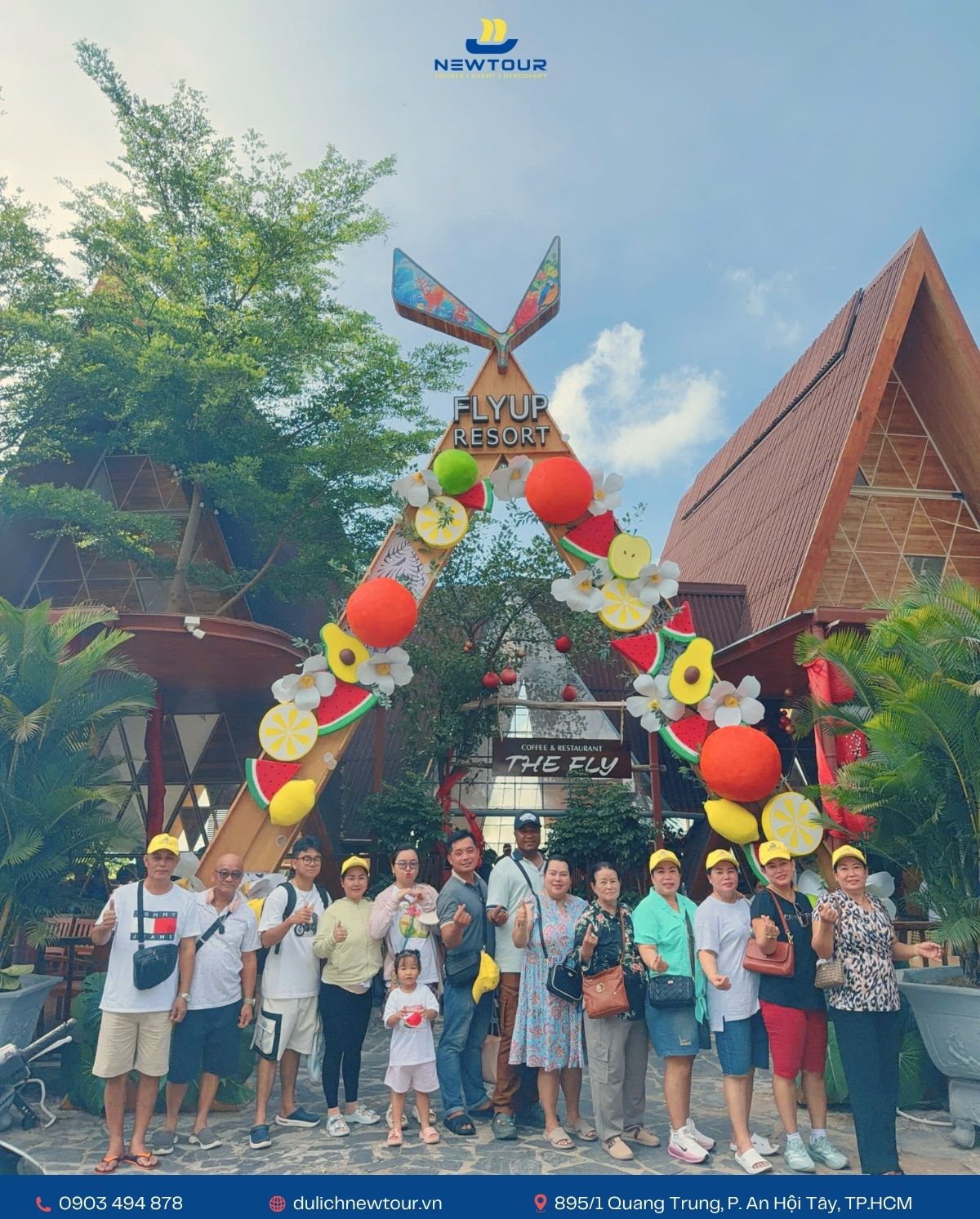 Đoàn khách check-in Flyup Resort