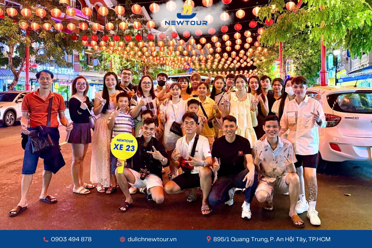 đoàn check in thành phố Địa Trung Hải