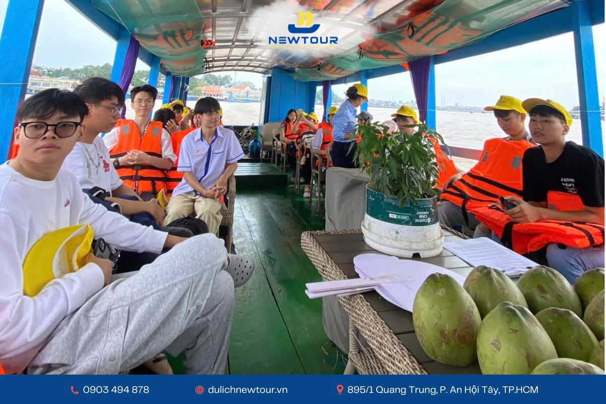  Đoàn du ngoạn trên sông Tiền