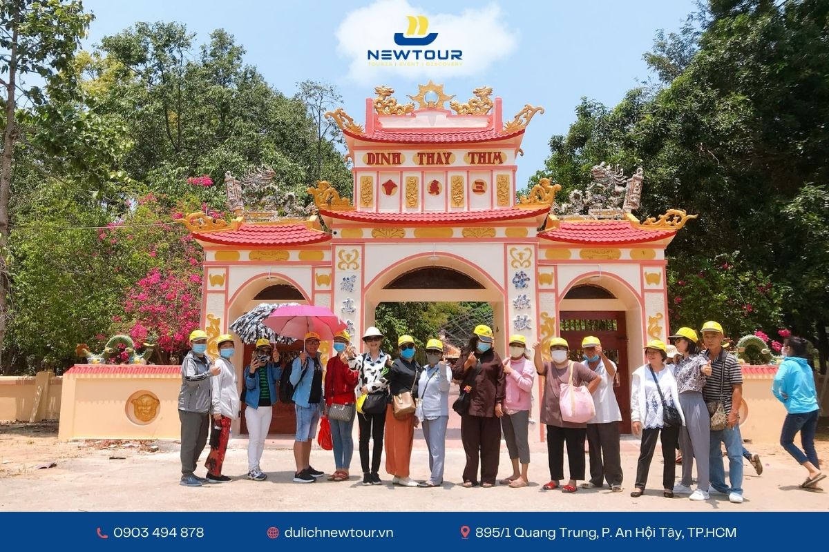 đoàn tham quan Dinh Thầy Thím 