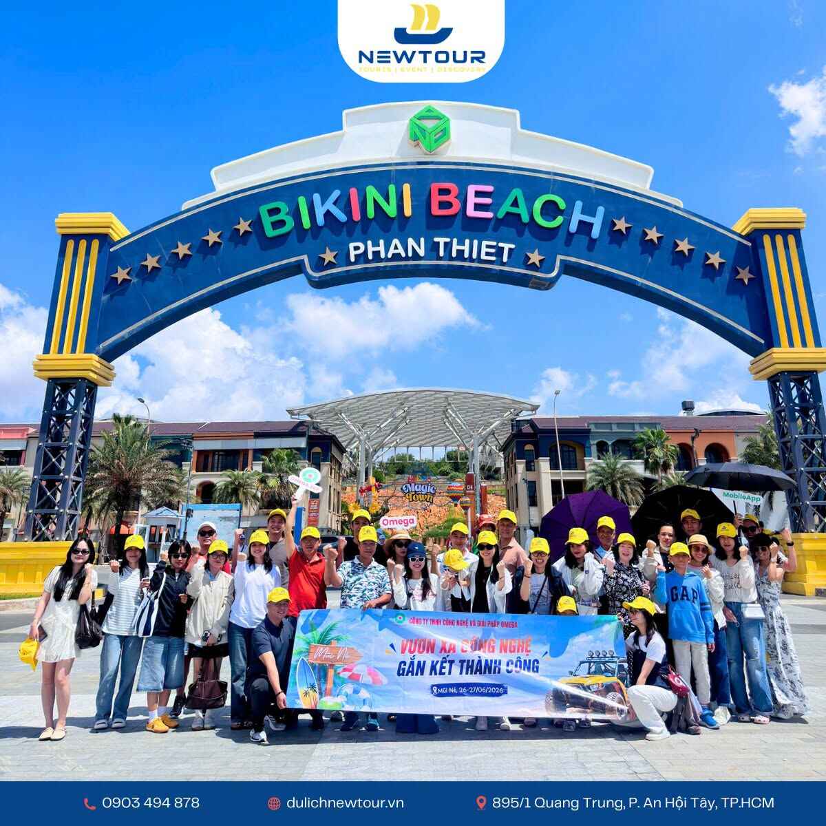 Đoàn khách check-in Bikini Beach