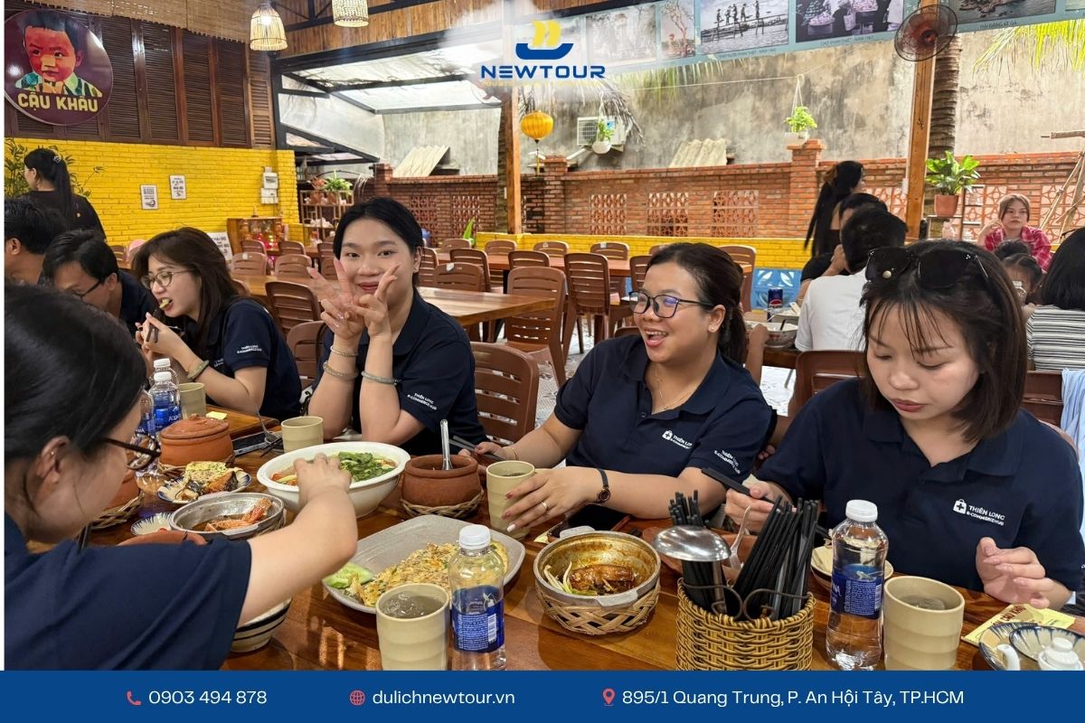 Đoàn dùng bữa trưa tại nhà hàng