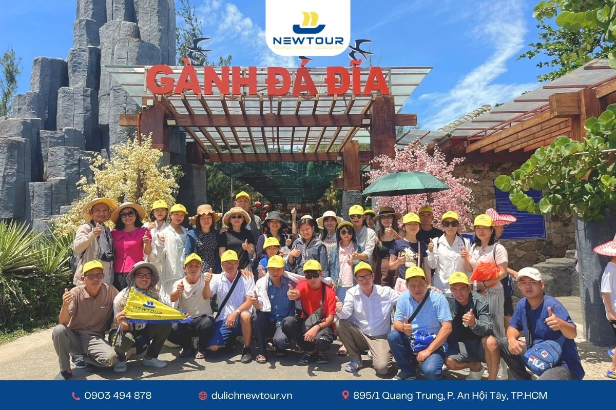 Đoàn tham quan Ghềnh Đá Đĩa