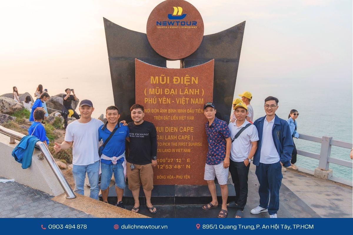 Du khách check-in Mũi Điện 