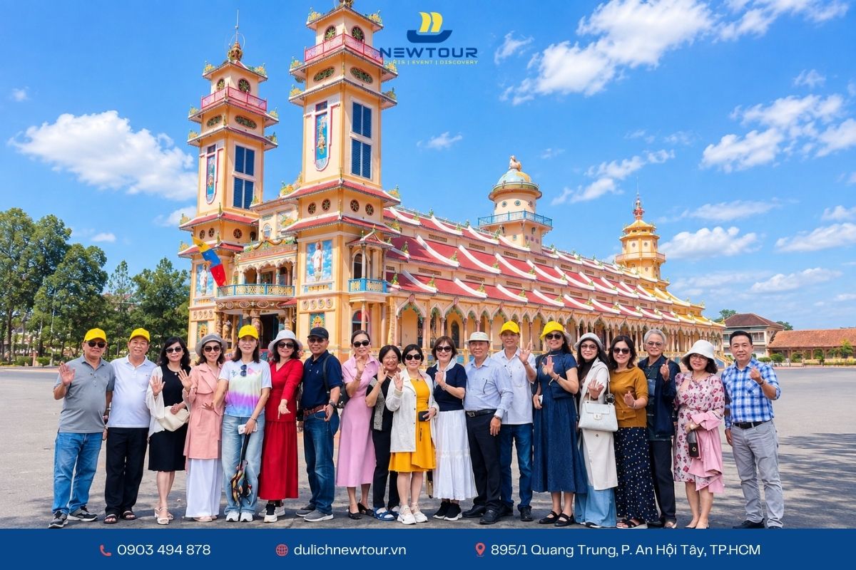 Đoàn tham quan Tòa Thánh Tây Ninh