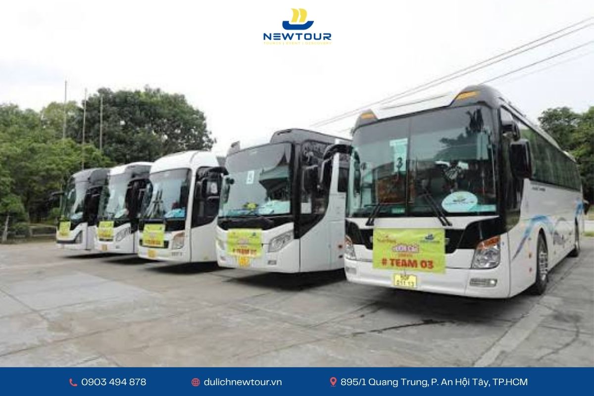 Xe du lịch của NEWTOUR đón khách đi Tây Ninh