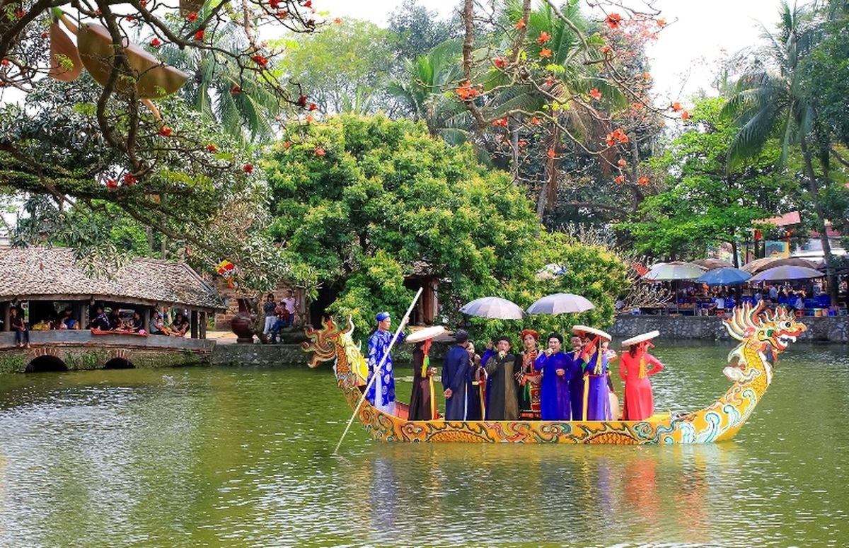 Chùa Thầy thu hút nhiều du khách ghé thăm vào những dịp lễ