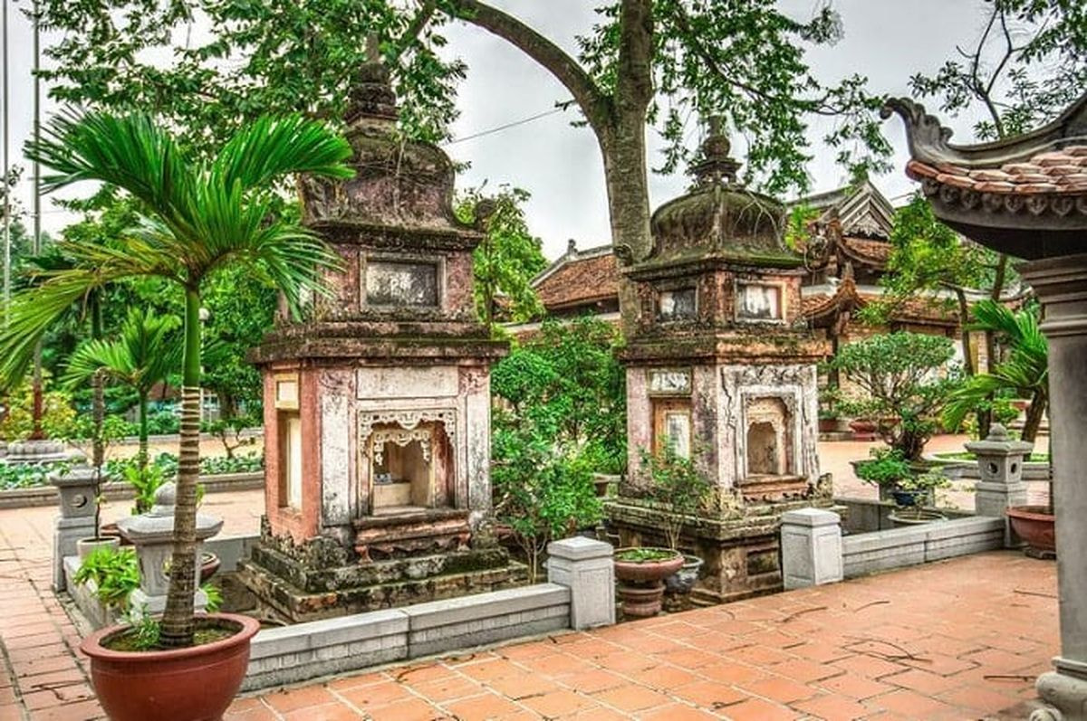 Không gian chùa rộng rãi, thông thoáng và có nhiều cây xanh