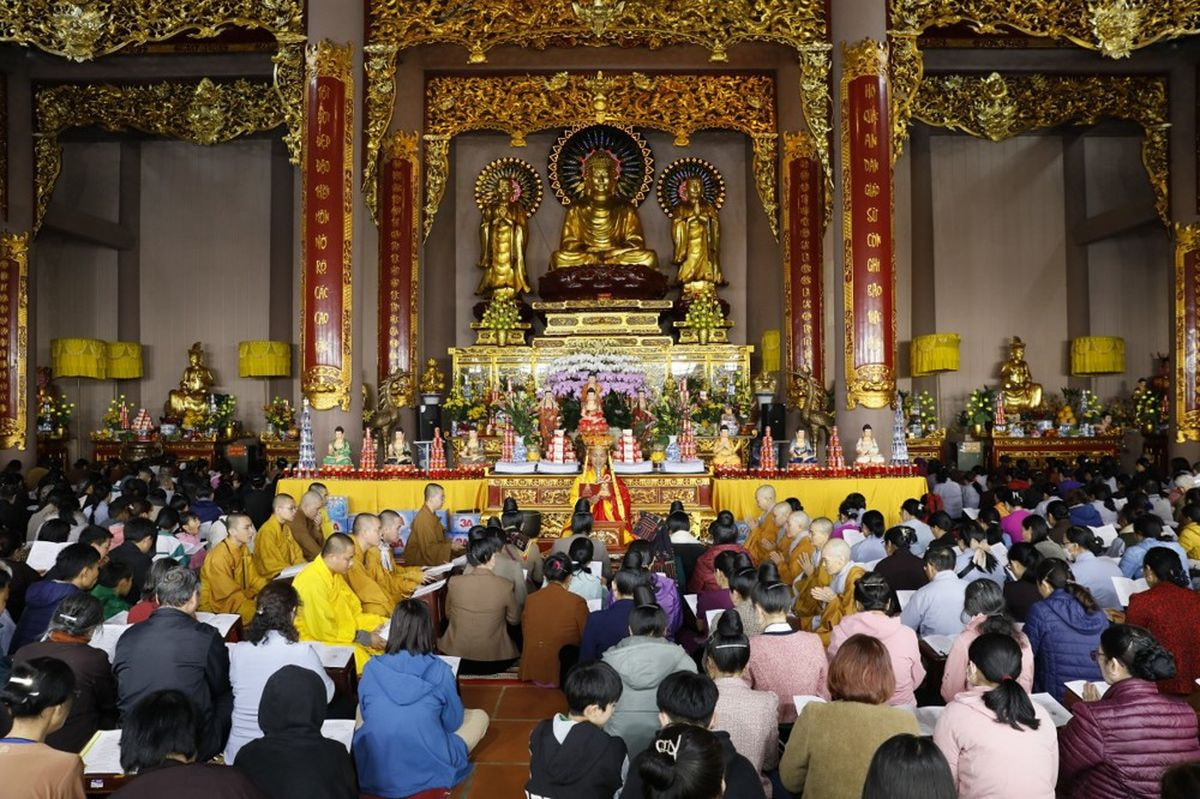 Chùa Linh Quang thu hút nhiều phật tử ghé thăm và tham gia lễ cầu an, nghe giảng pháp