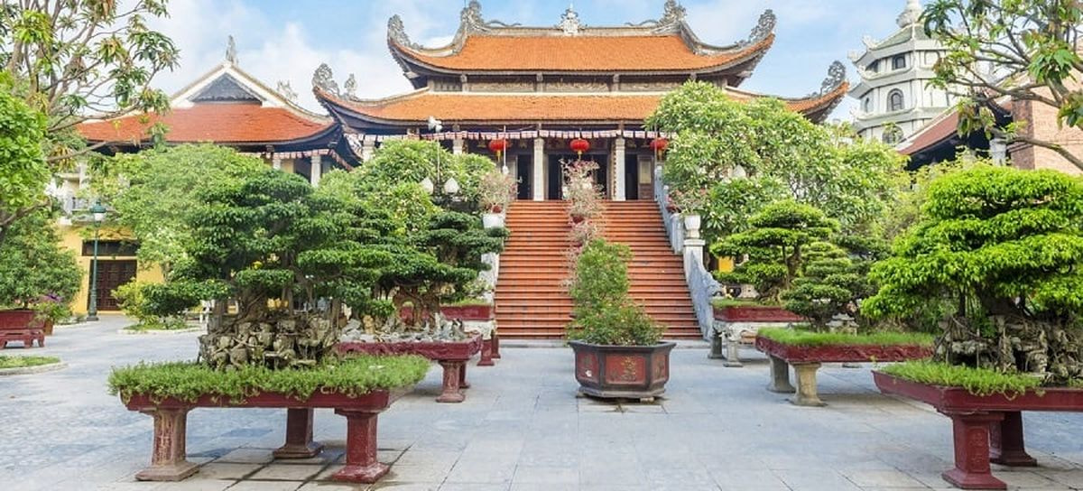 Không nên xả rác bừa bãi khi tham quan chùa