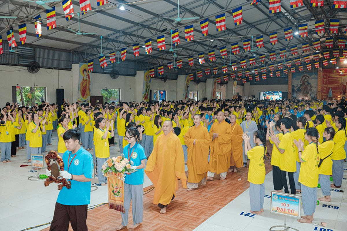 Du khách khi đến chùa nên lựa chọn trang phục kín đáo, phù hợp