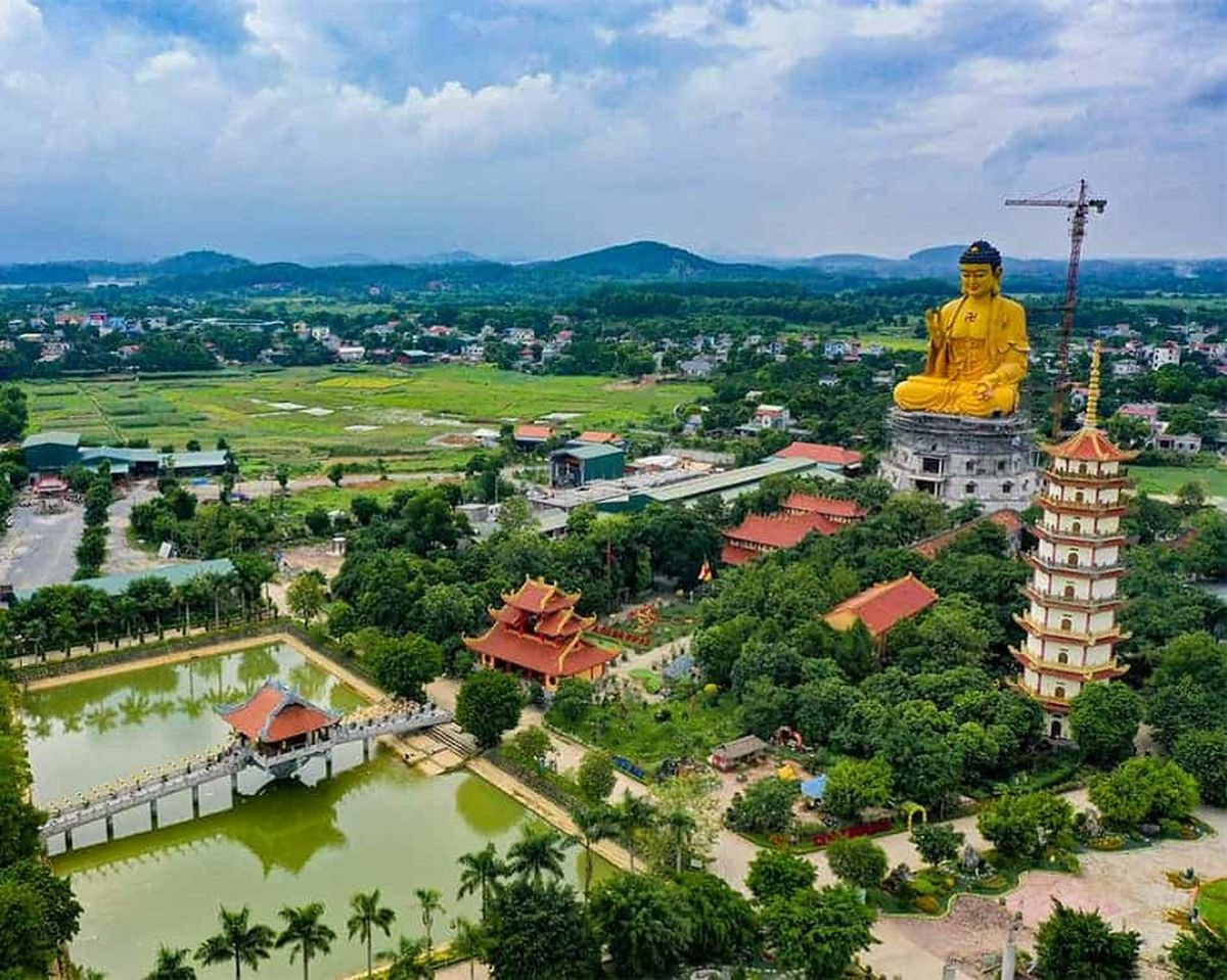 Chùa Khai Nguyên được biết đến với tượng Phật A Di Đà cao 72m