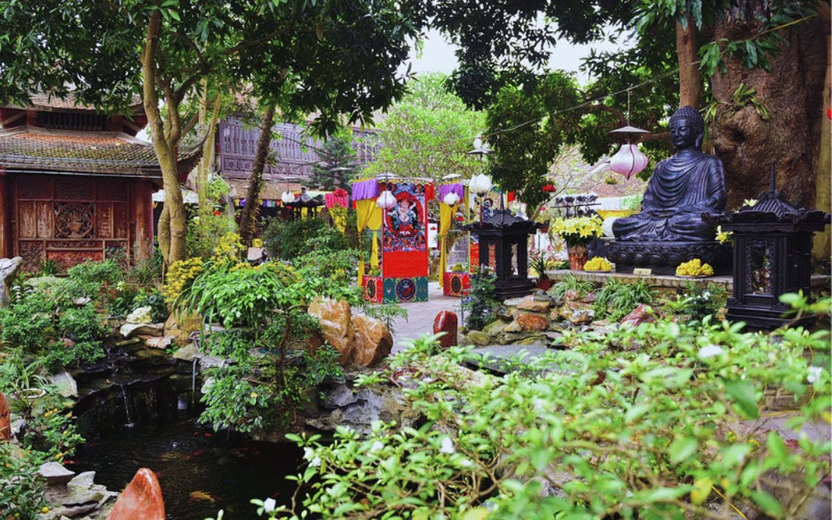 Không gian cổ kính và trang nghiêm của chùa là điểm dừng chân an yên trong tâm hồn của mỗi người hành hương đến nơi đâ