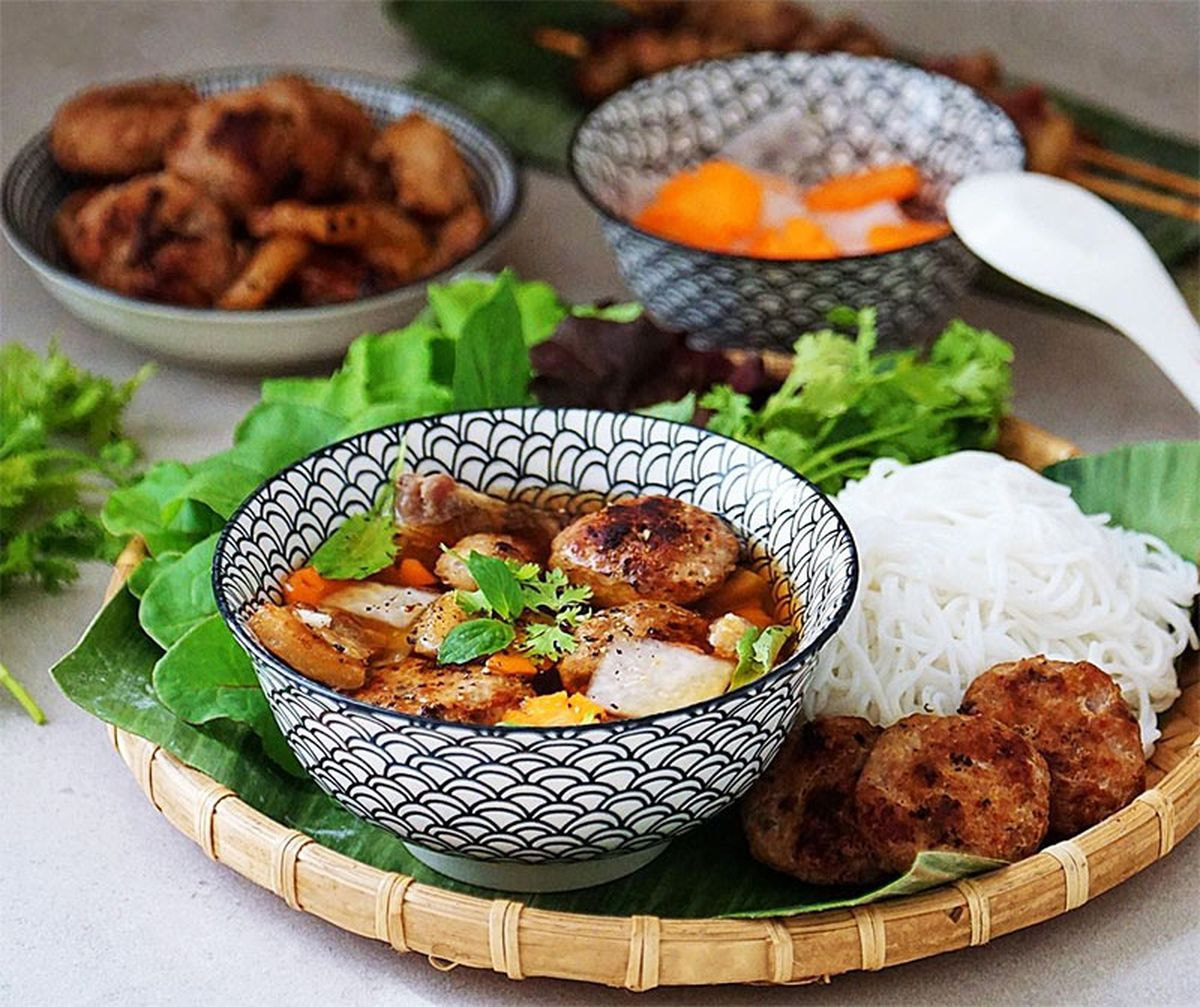 Bún Chả là sự kết hợp hài hòa giữa thịt nướng và nước mắm pha đầy ấn tượng