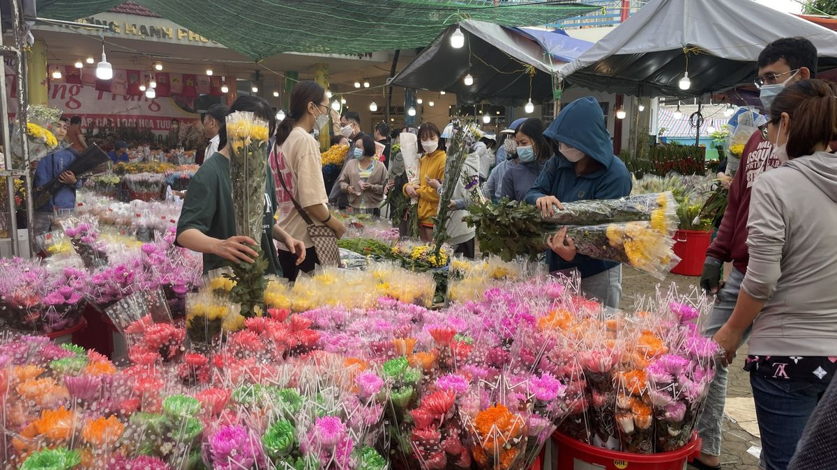 Chợ hoa còn là nơi để sống ảo đầy lôi cuốn, thu hút nhiều giới trẻ