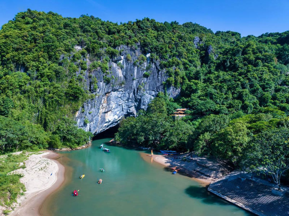 Cửa hàng rộng và cao nhất tạo nên vẻ đặc trưng của Động Phong Nha