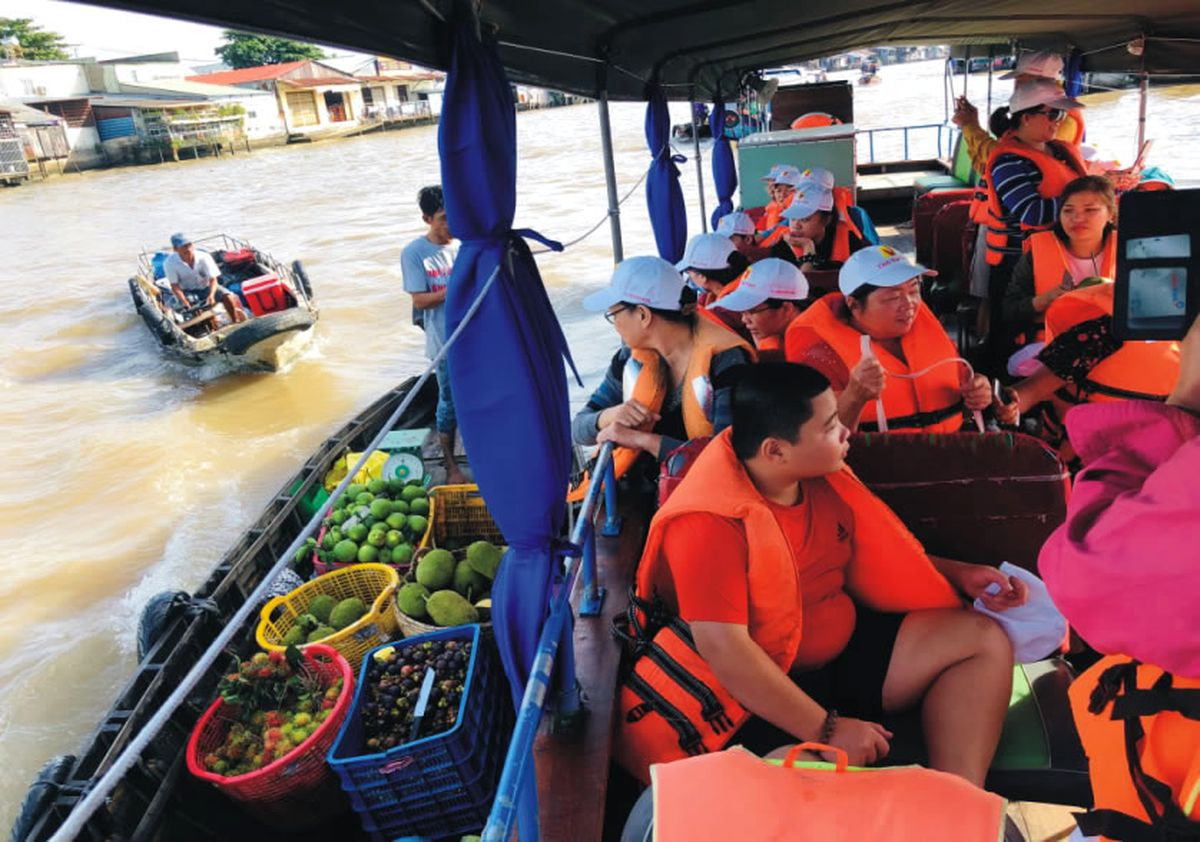 Tàu, ghe là phương tiện lý tưởng khi tham quan tại các khu chợ nổi ở miền tây